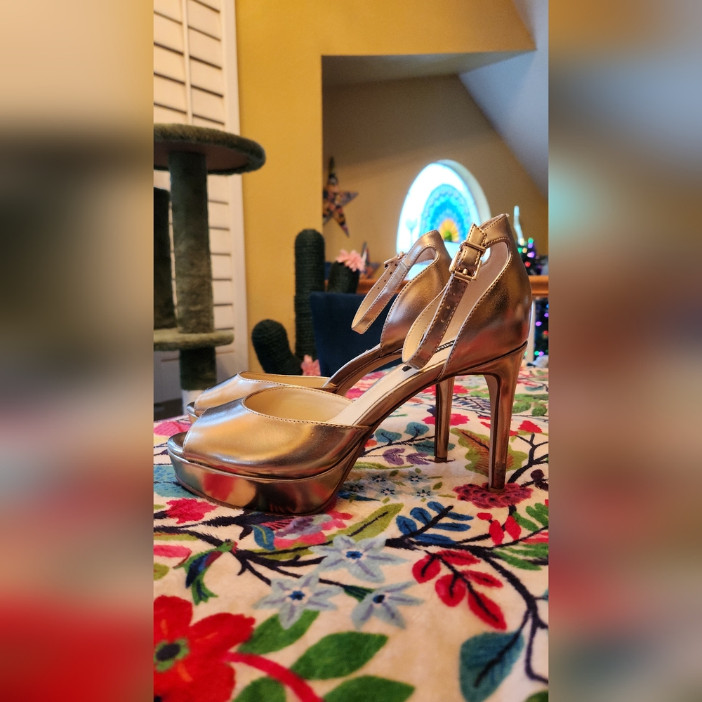 Nine West Peep Toe Gold Platform Heels Sz 7 1/2